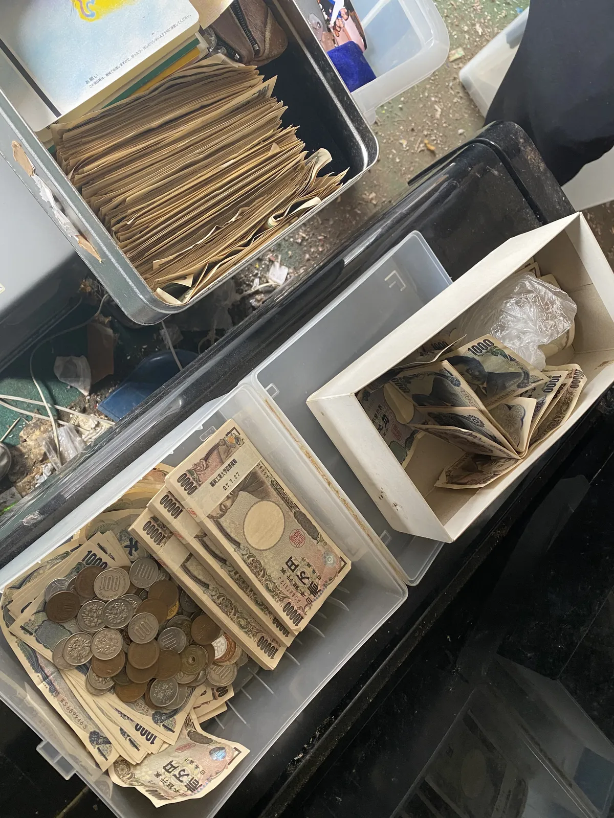 遺品整理現場で発見された現金（紙幣・硬貨の仕分け）