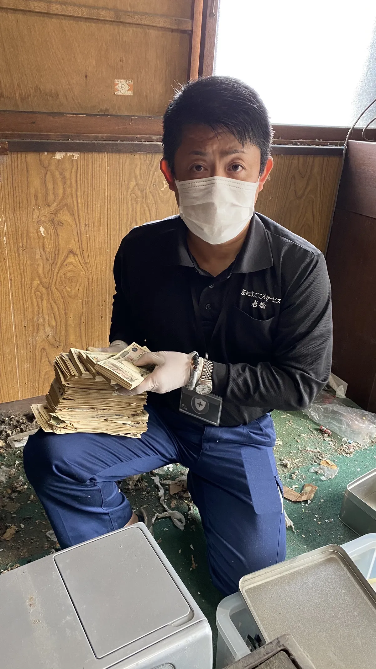岩橋代表が現場で発見した現金を手に持つ