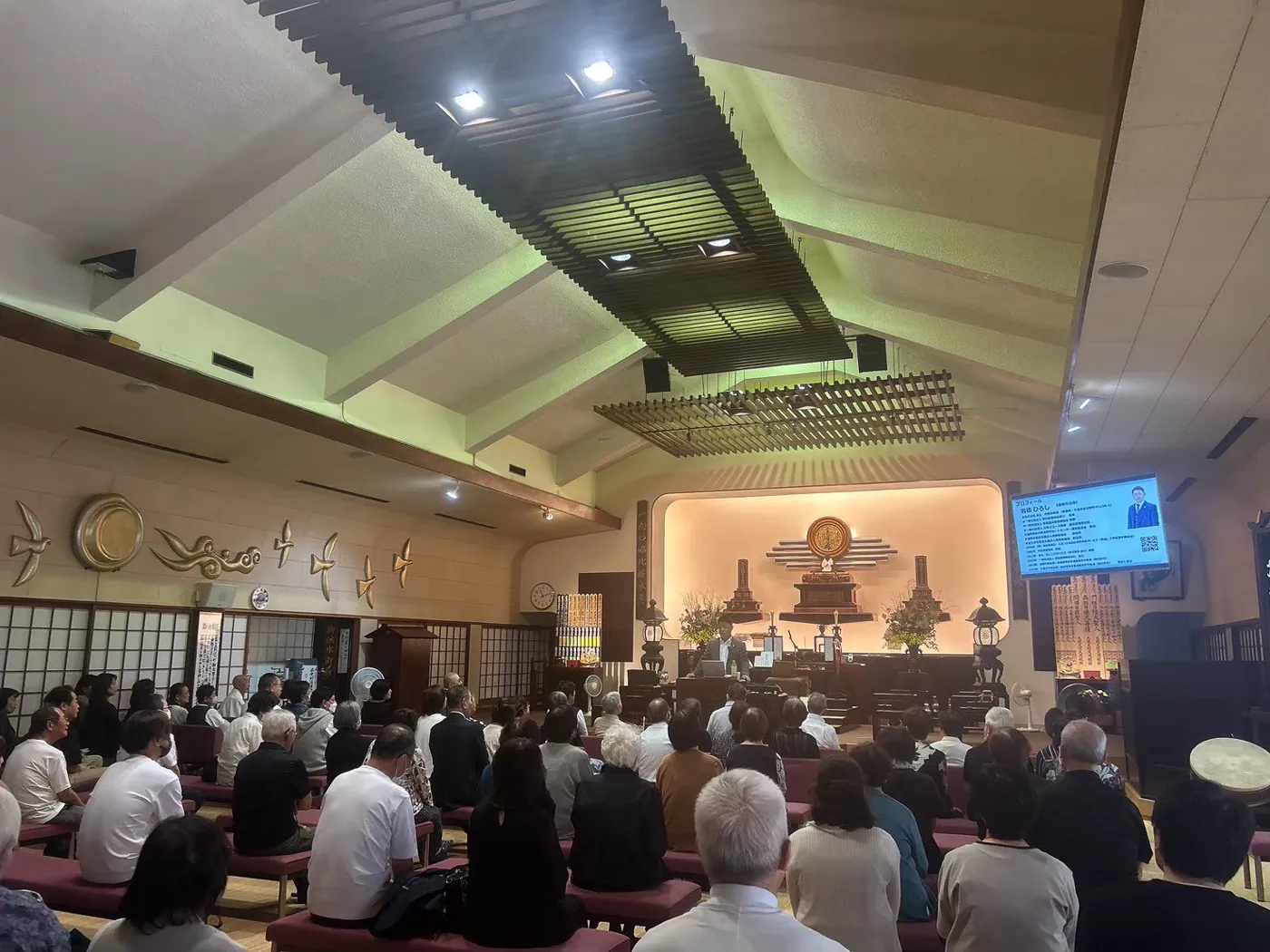 寺院での終活講演（満員の聴衆）