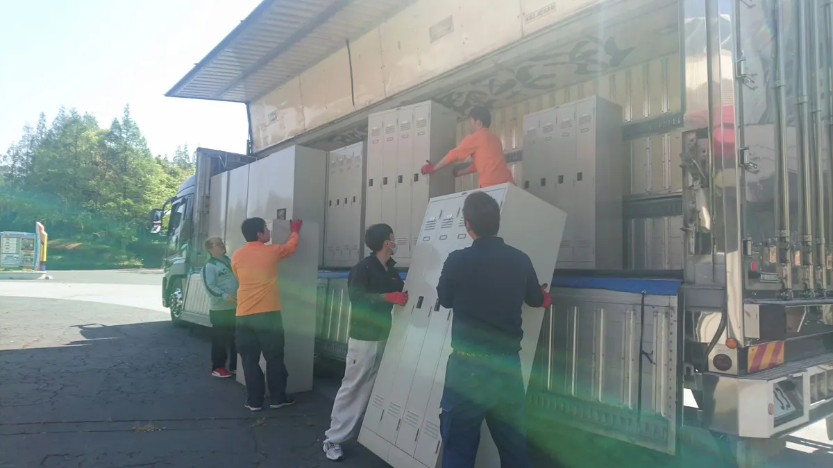 スタッフ4名によるロッカー積み込み作業